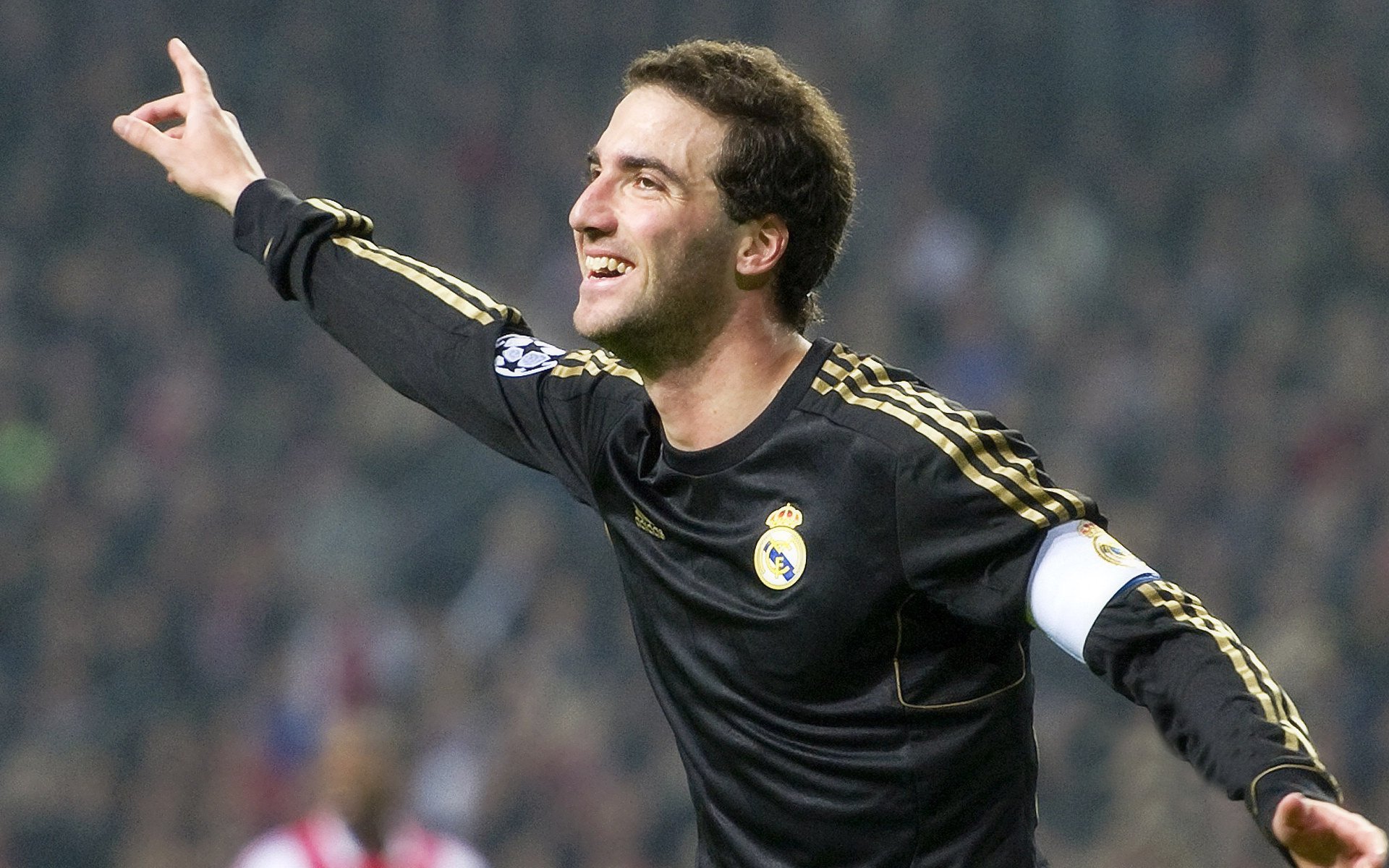 “青训营地引入国际专业教练，提升青少年技战术水平”，国家青训营