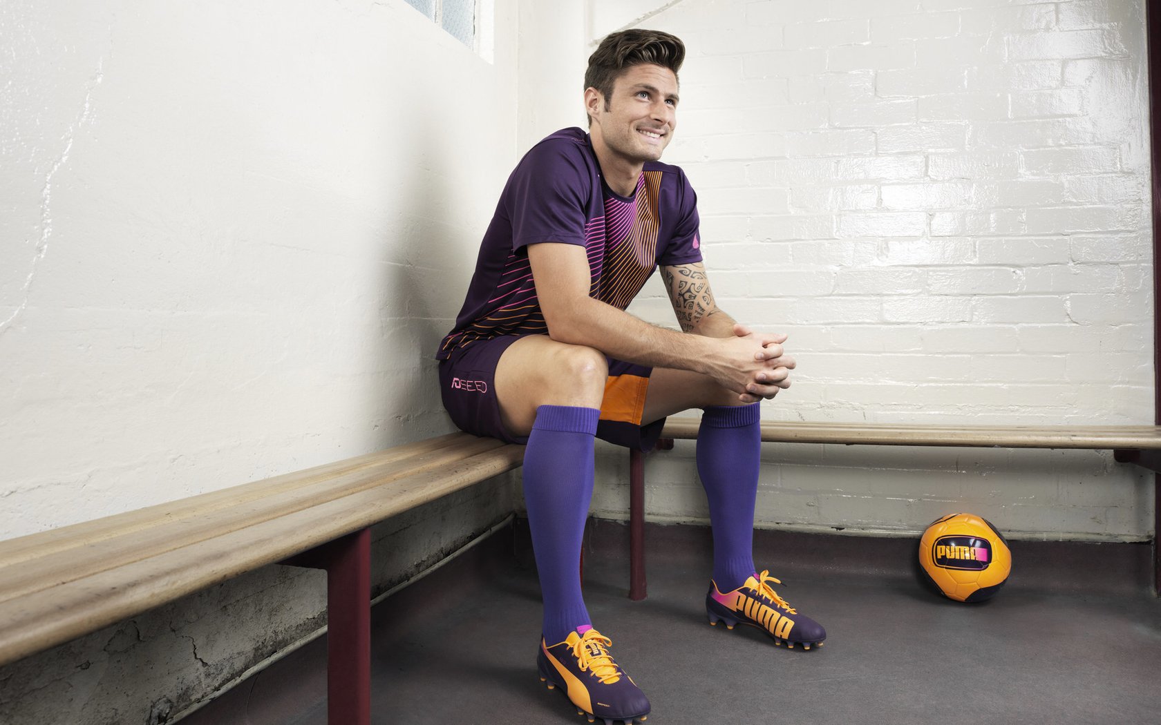 意大利骑手多米安·米歇尔斯在2024年巴黎奥运会盛装舞步比赛中以“Dante”马匹获得第六名，展现坚韧精神。